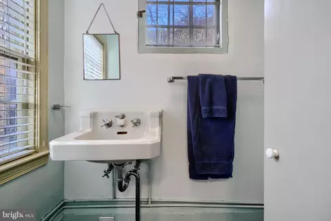 Bath - 920 Tyson St, Baltimore, MD 21201 photo 5 of 6