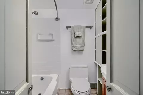Bath - 920 Tyson St, Baltimore, MD 21201 photo 2 of 6