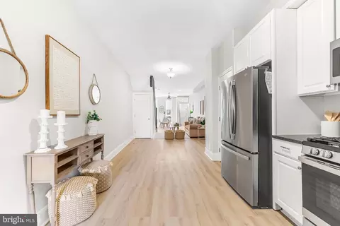 Entry Way - 408 E Cross St, Baltimore, MD 21230 photo 4 of 9