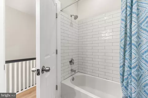 Entry Way - 408 E Cross St, Baltimore, MD 21230 photo 7 of 9