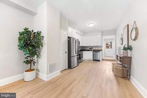 Entry Way - 408 E Cross St, Baltimore, MD 21230 photo 5 of 9