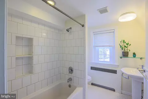 Bath - 215 E Lake Ave, Baltimore, MD 21212 photo 2 of 4