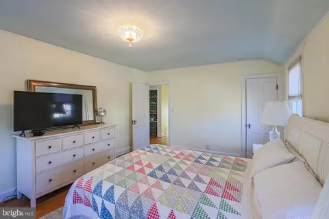 Bedroom - 215 E Lake Ave, Baltimore, MD 21212 photo 3 of 8