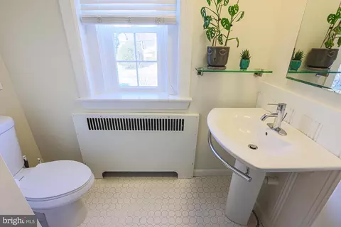 Bath - 215 E Lake Ave, Baltimore, MD 21212 photo 3 of 4