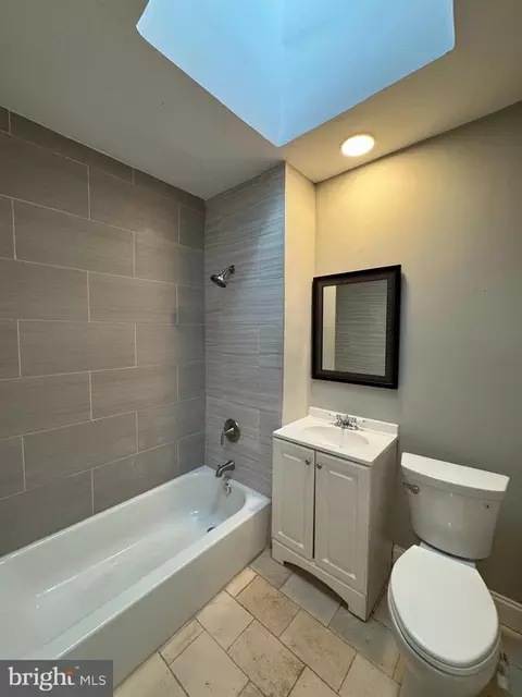 Bath - 831 Belgian Ave, Baltimore, MD 21218 photo 2 of 4