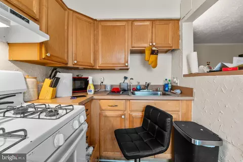 Kitchen - 4002 Edgewood Rd, Baltimore, MD 21215 photo 3 of 4