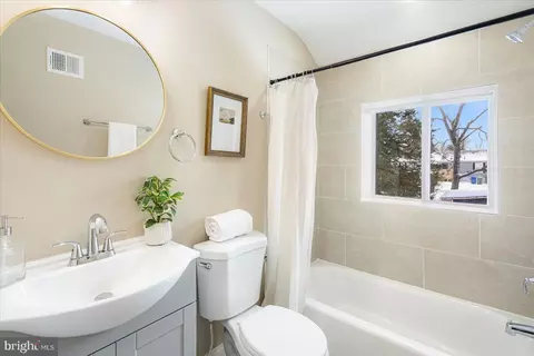 Bath - 2501 E Strathmore Ave, Baltimore, MD 21214 photo 3 of 6