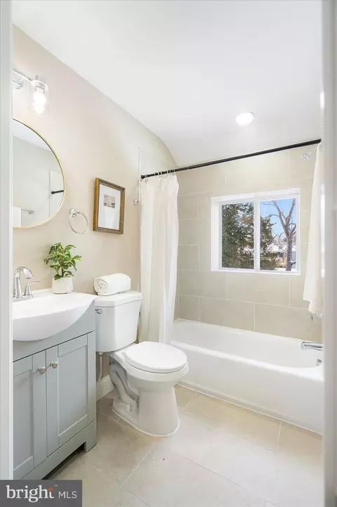 Bath - 2501 E Strathmore Ave, Baltimore, MD 21214 photo 4 of 6