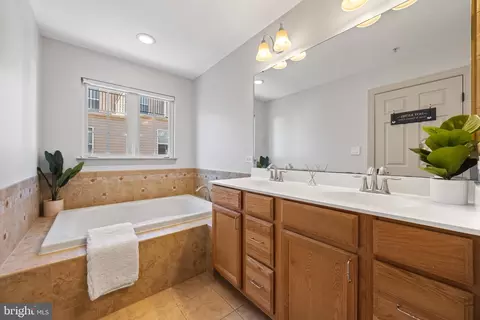 Bath - 902 Oldham St, Baltimore, MD 21224 photo 2 of 4