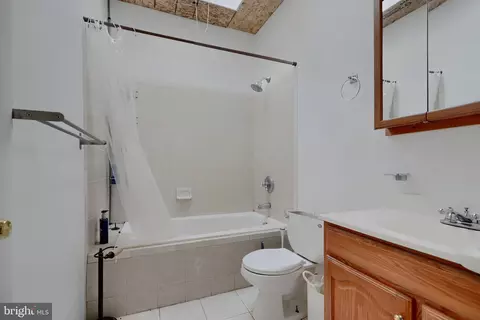 Bath - 2132 Park Ave, Baltimore, MD 21217 photo 1 of 3