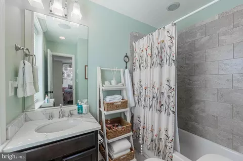 Bath - 1250 Hull St, Baltimore, MD 21230 photo 2 of 5