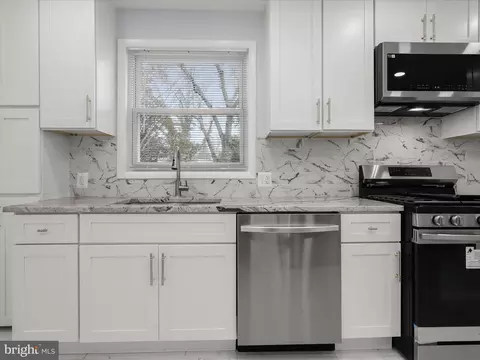 Kitchen - 512 N Chapel Gate Ln, Baltimore, MD 21229 photo 2 of 5