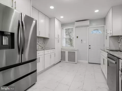 Entry Way - 512 N Chapel Gate Ln, Baltimore, MD 21229 photo 5 of 9