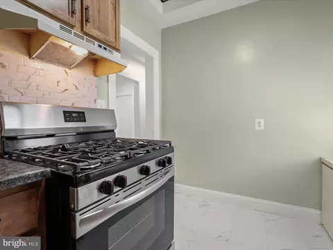 Kitchen - 512 N Chapel Gate Ln, Baltimore, MD 21229 photo 5 of 5