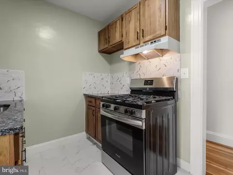 Kitchen - 512 N Chapel Gate Ln, Baltimore, MD 21229 photo 4 of 5