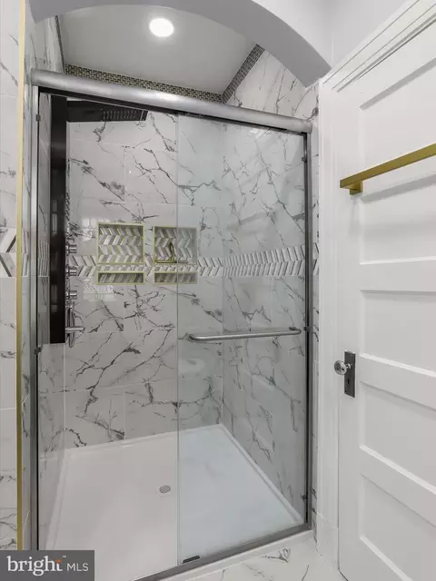 Bath - 512 N Chapel Gate Ln, Baltimore, MD 21229 photo 3 of 8