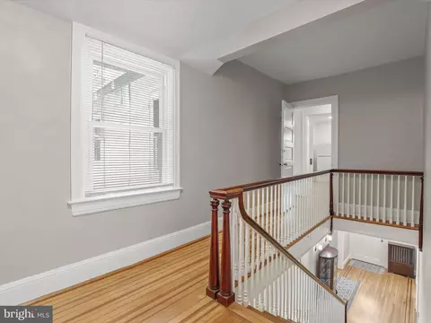 Entry Way - 512 N Chapel Gate Ln, Baltimore, MD 21229 photo 8 of 9