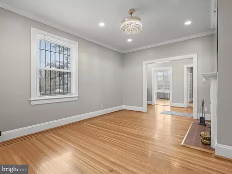 Living - 512 N Chapel Gate Ln, Baltimore, MD 21229 photo 4 of 17