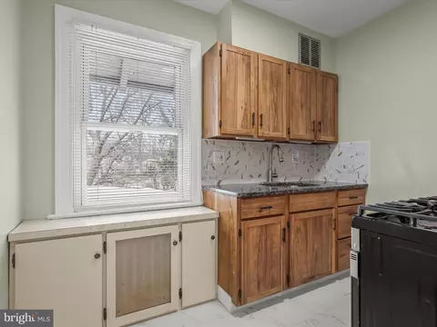 Kitchen - 512 N Chapel Gate Ln, Baltimore, MD 21229 photo 3 of 5