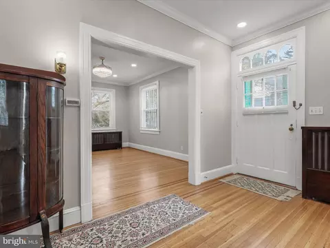 Entry Way - 512 N Chapel Gate Ln, Baltimore, MD 21229 photo 3 of 9