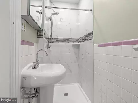 Bath - 512 N Chapel Gate Ln, Baltimore, MD 21229 photo 5 of 8