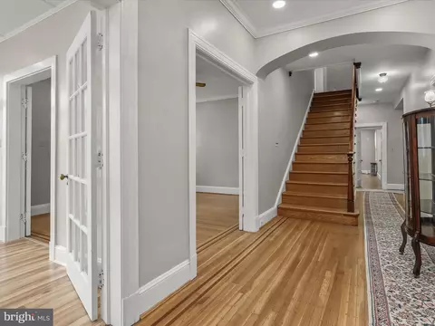 Entry Way - 512 N Chapel Gate Ln, Baltimore, MD 21229 photo 2 of 9