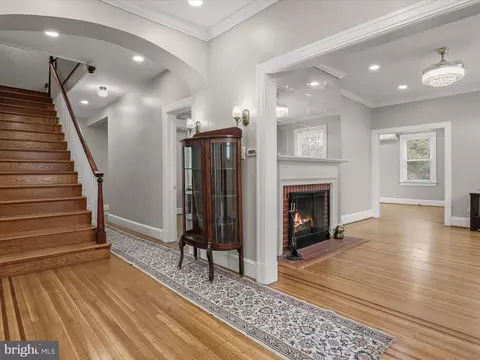 Entry Way - 512 N Chapel Gate Ln, Baltimore, MD 21229 photo 1 of 9