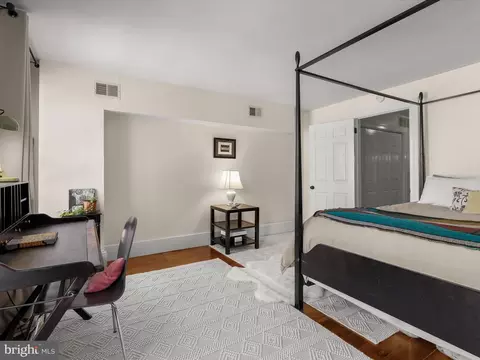 Bedroom - 137 E West St, Baltimore, MD 21230 photo 3 of 6