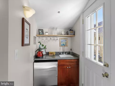 Entry Way - 137 E West St, Baltimore, MD 21230 photo 4 of 4