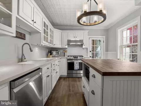 Kitchen - 137 E West St, Baltimore, MD 21230 photo 1 of 4