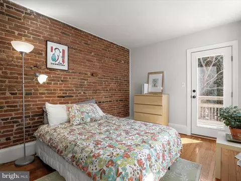Bedroom - 137 E West St, Baltimore, MD 21230 photo 4 of 6