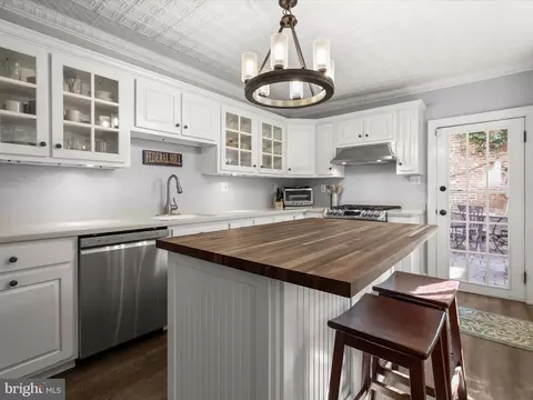 Kitchen - 137 E West St, Baltimore, MD 21230 photo 2 of 4