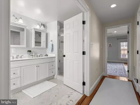 Entry Way - 137 E West St, Baltimore, MD 21230 photo 3 of 4