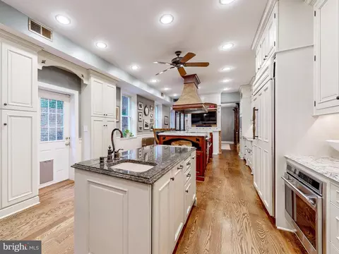 Kitchen - 2212 E Pratt St, Baltimore, MD 21231 photo 7 of 8