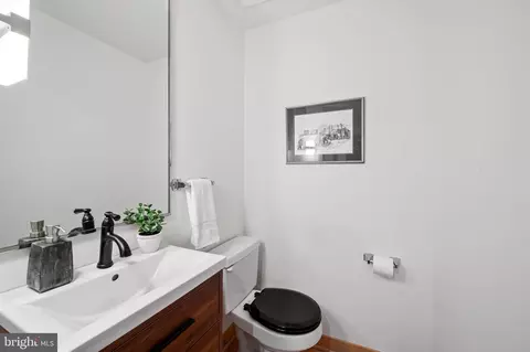 Bath - 657 Washington Blvd #E, Baltimore, MD 21230 photo 1 of 4