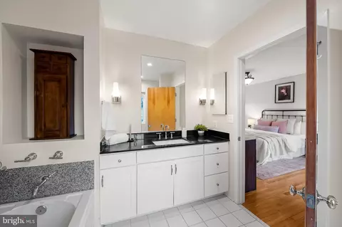 Bath - 657 Washington Blvd #E, Baltimore, MD 21230 photo 2 of 4