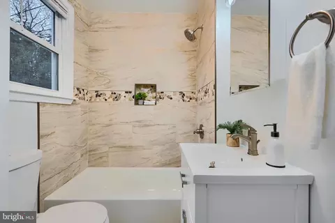 Bath - 821 Cedarcroft Rd, Baltimore, MD 21212 photo 1 of 8