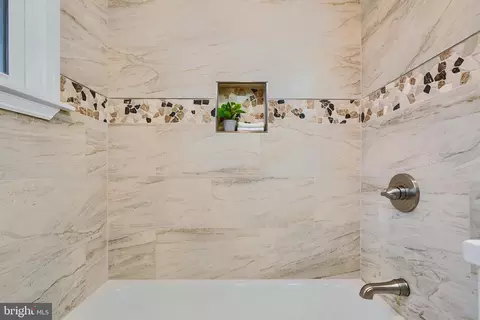 Bath - 821 Cedarcroft Rd, Baltimore, MD 21212 photo 3 of 8