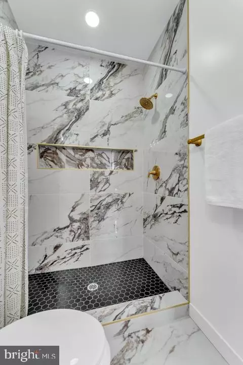 Bath - 1745 N Milton Ave, Baltimore, MD 21213 photo 2 of 3