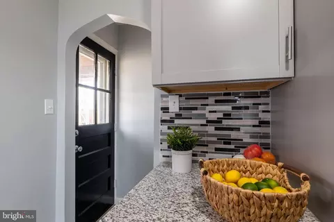 Entry Way - 3801 Cedarhurst Rd, Baltimore, MD 21206 photo 10 of 14