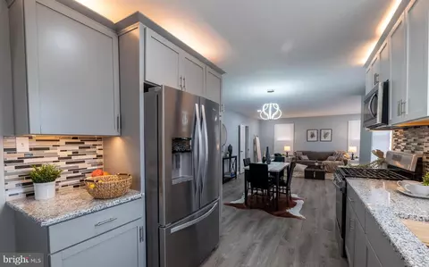 Entry Way - 3801 Cedarhurst Rd, Baltimore, MD 21206 photo 4 of 14