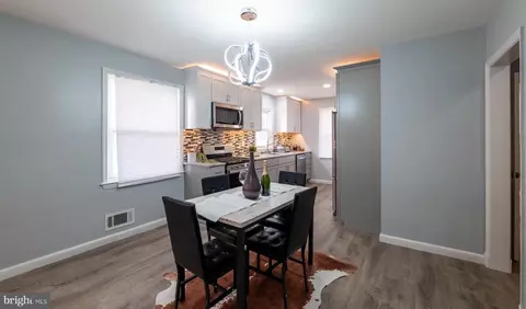 Entry Way - 3801 Cedarhurst Rd, Baltimore, MD 21206 photo 7 of 14