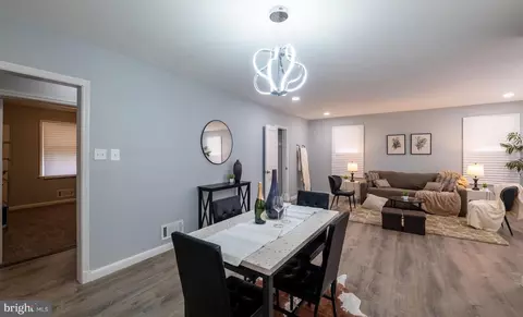Entry Way - 3801 Cedarhurst Rd, Baltimore, MD 21206 photo 5 of 14