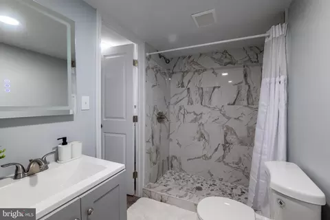 Bath - 3801 Cedarhurst Rd, Baltimore, MD 21206 photo 3 of 4