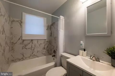 Bath - 3801 Cedarhurst Rd, Baltimore, MD 21206 photo 2 of 4