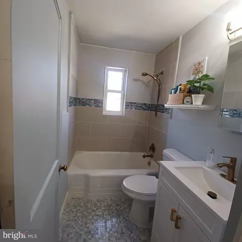 Bath - 5554 Elderon Ave, Baltimore, MD 21215 photo 1 of 2