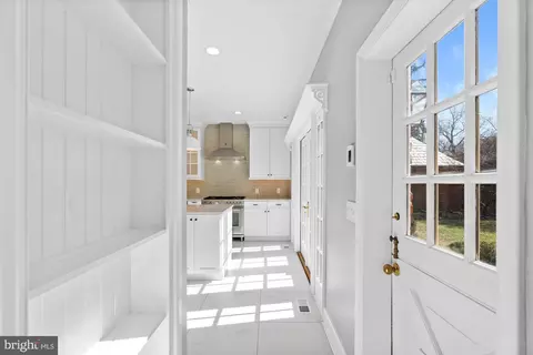 Entry Way - 7 Charlcote Pl, Baltimore, MD 21218 photo 12 of 18