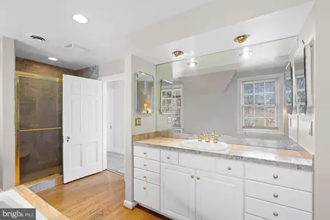 Bath - 7 Charlcote Pl, Baltimore, MD 21218 photo 3 of 7