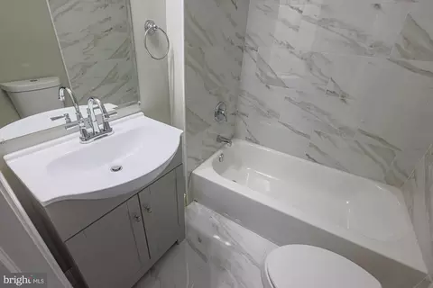 Bath - 5208 Ivanhoe Ave, Baltimore, MD 21212 photo 3 of 4