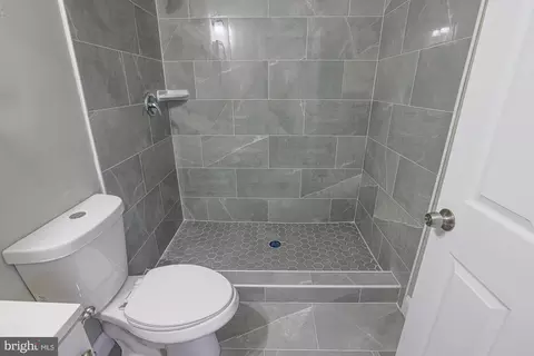 Bath - 5208 Ivanhoe Ave, Baltimore, MD 21212 photo 2 of 4